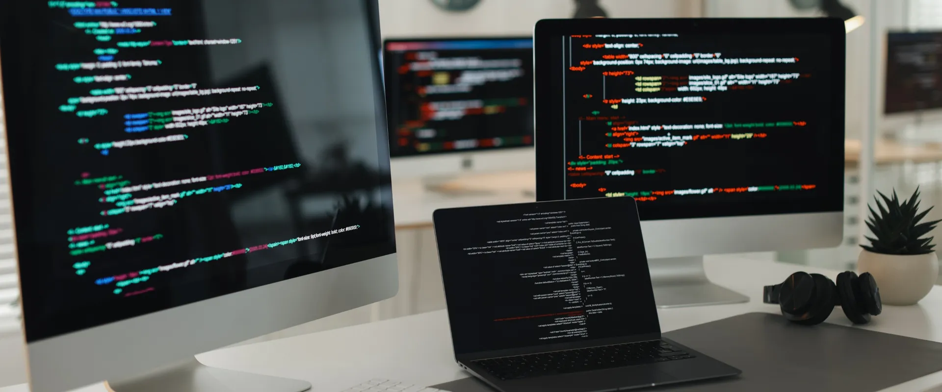 Poste de travail avec écrans affichant du code, développement web